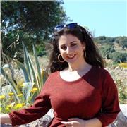 Diplomata in lingue impartisce lezioni di italiano a studenti di scuola superiore e inglese a ragazzi di scuola media